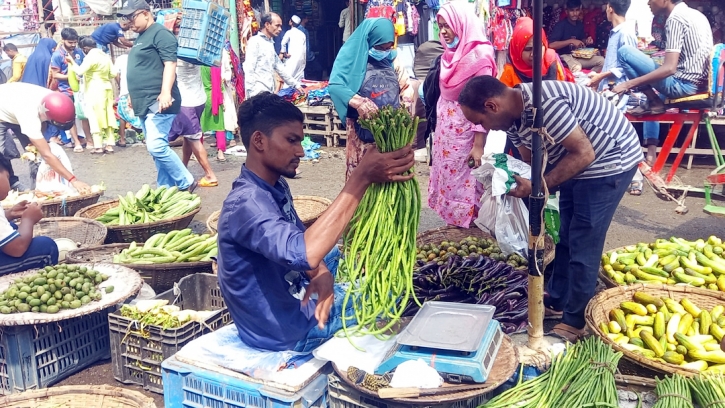 কমতে শুরু করেছে সবজির দাম, ক্রেতা কম