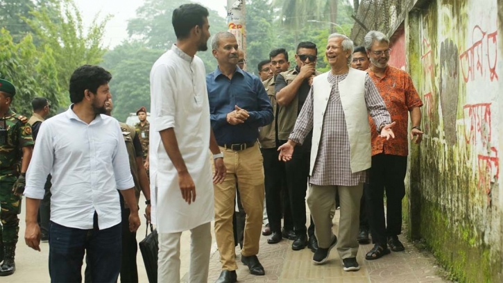 Prof Yunus visits graffitis at DU