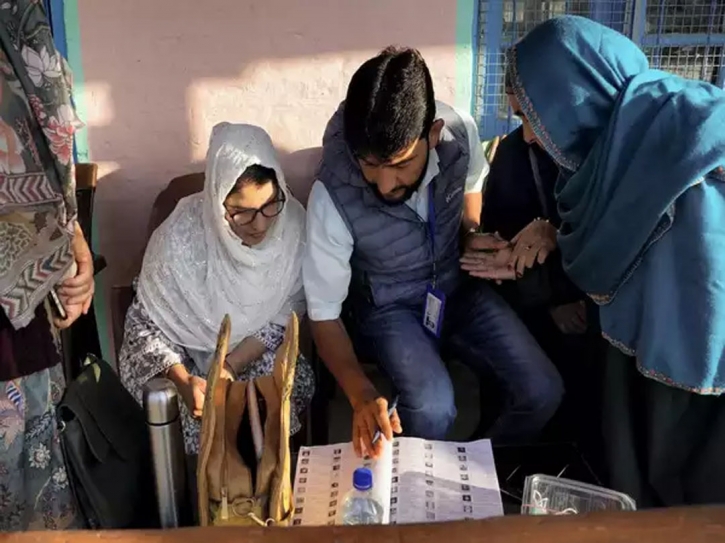 J&K assembly election 2024 : 11.11% turnout till 9.30 am in phase 1 voting