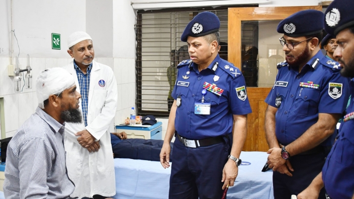 IGP, DMP commissioner visit injured policemen at CPH