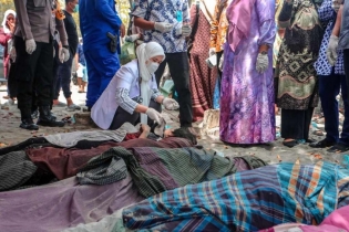 90 Rohingya left ’stranded’ on Indonesia beach