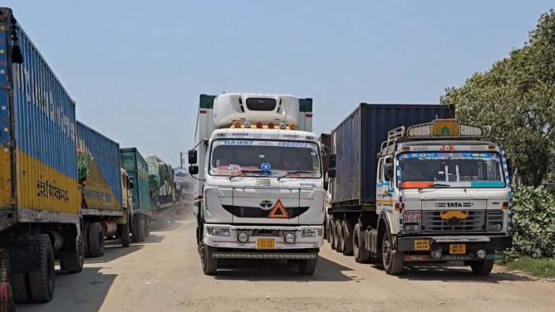 Trade resumes through Benapole land port after 2 days