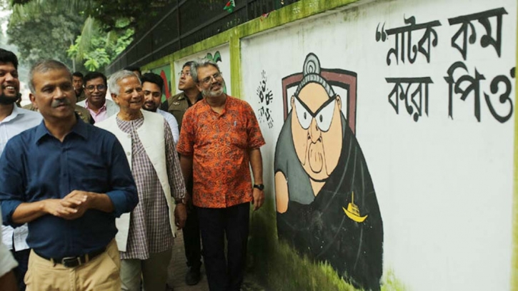 Prof Yunus visits graffitis at DU