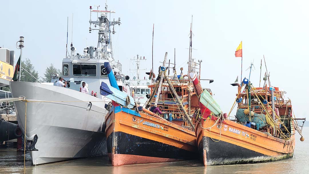 Bangladesh Navy hold up Indian trawlers for maritime intruding